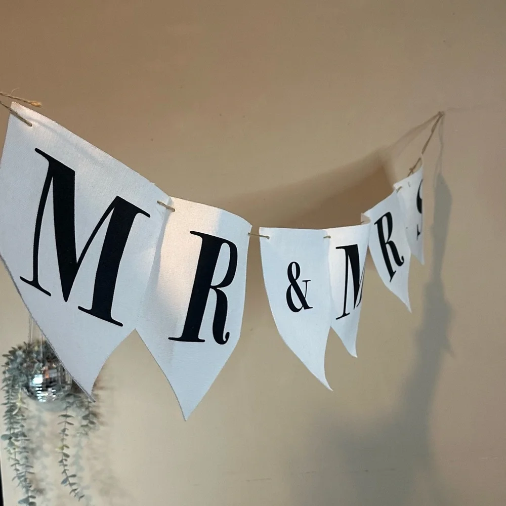 White 'Mr & Mrs' Banner